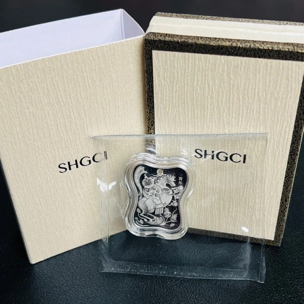 金总8克小银章