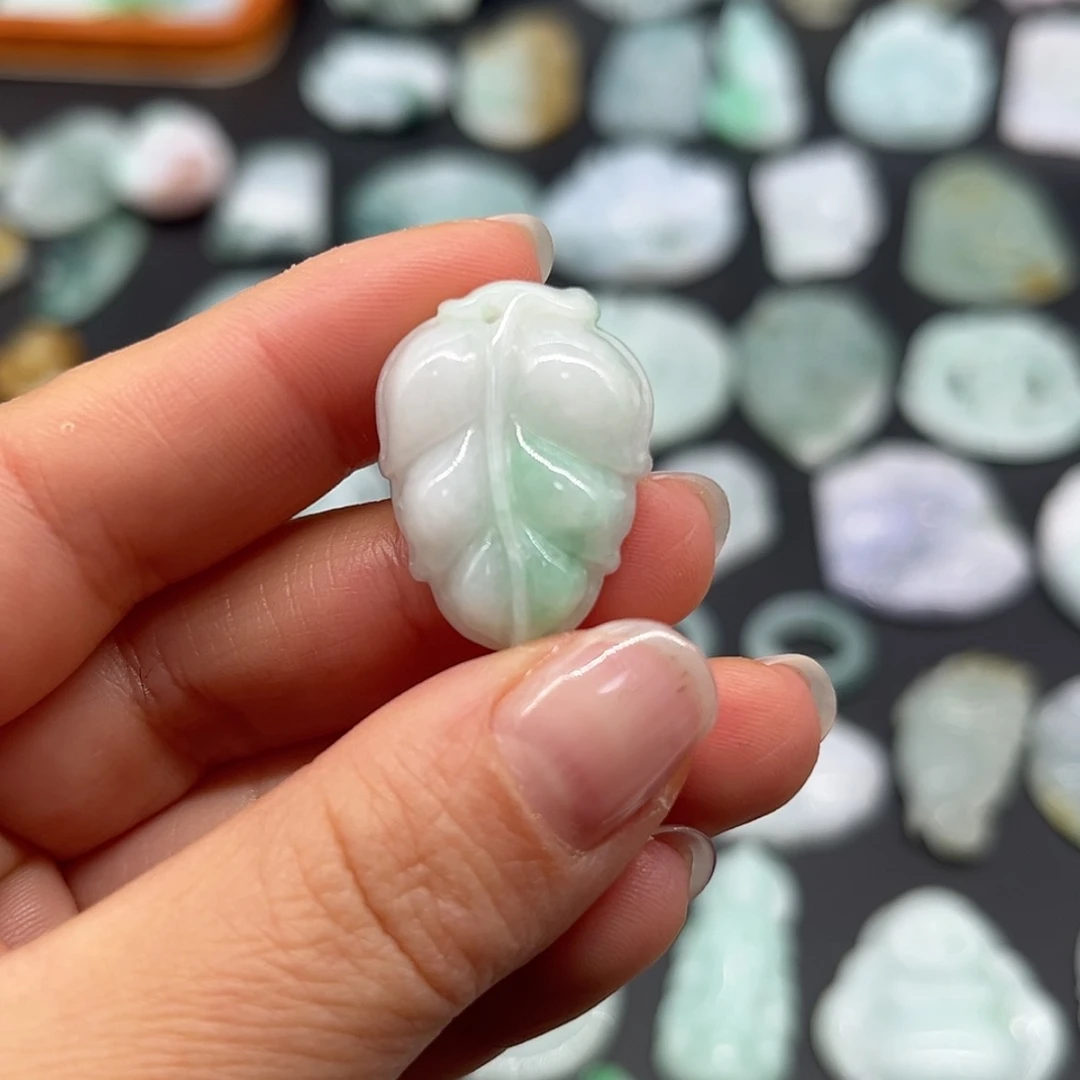 【闪购商品】翡翠颈饰未镶嵌叶子