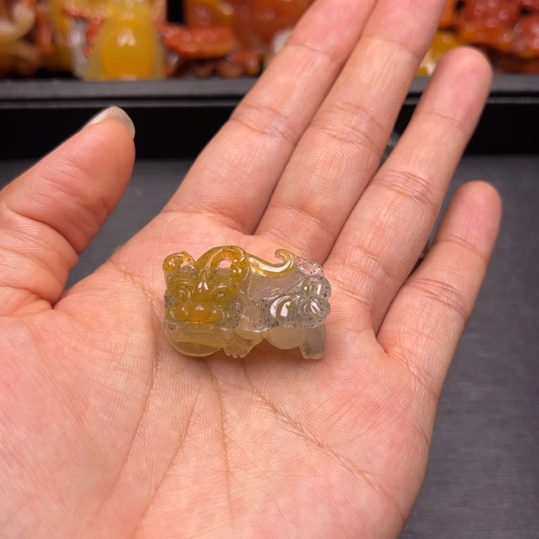 l****石英质玉（黄龙玉）未镶嵌颈饰