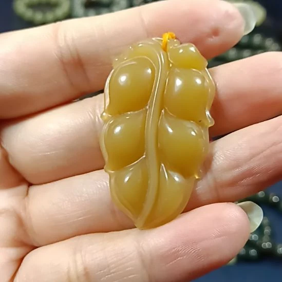 石英质玉（黄龙玉）未镶嵌颈饰玉叶