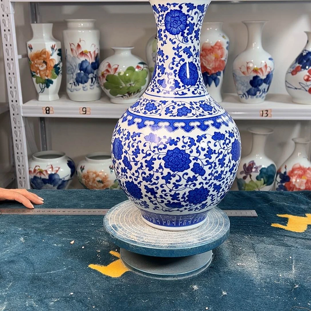 摆件景德镇陶瓷缠枝