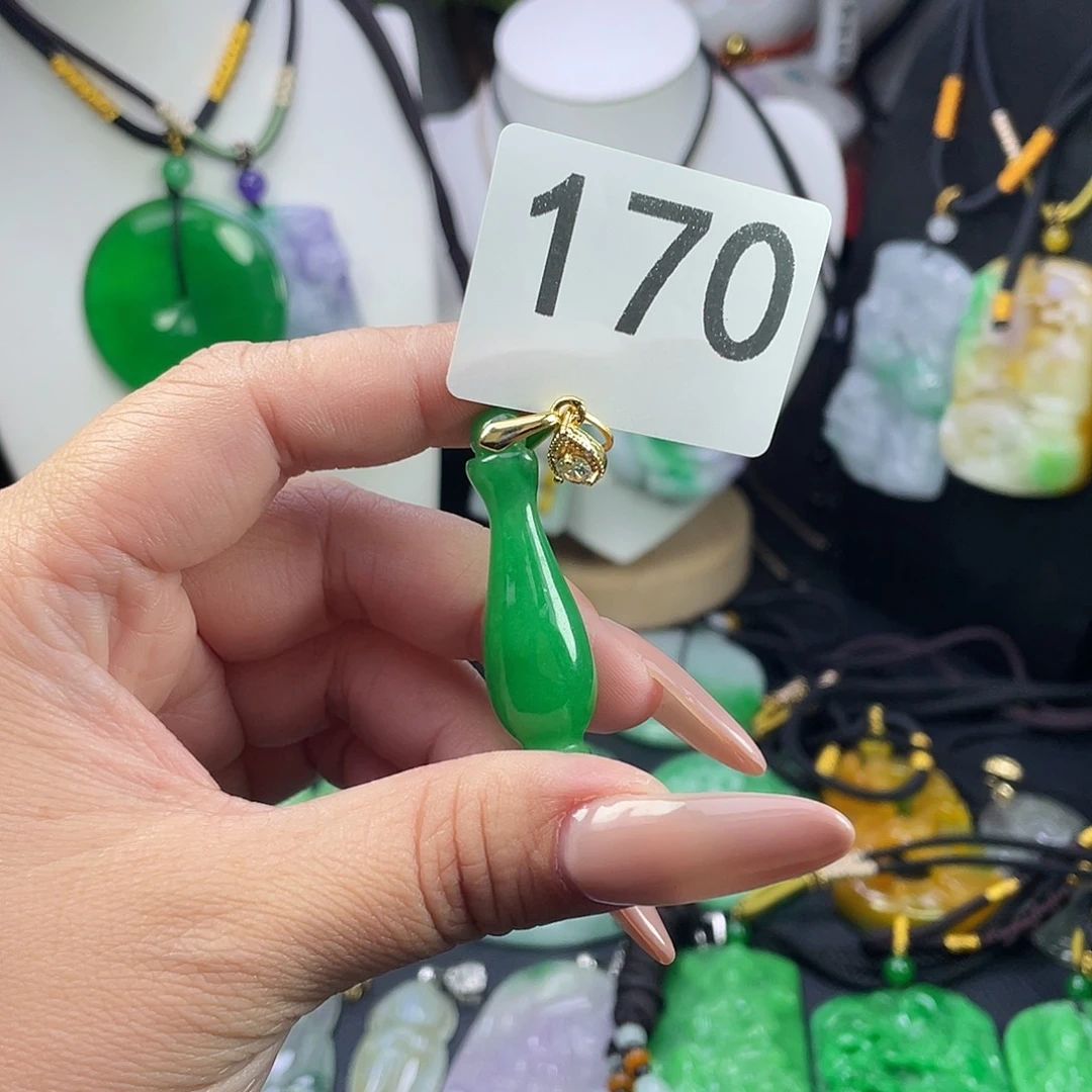 翡翠未镶嵌吊坠(赠链)