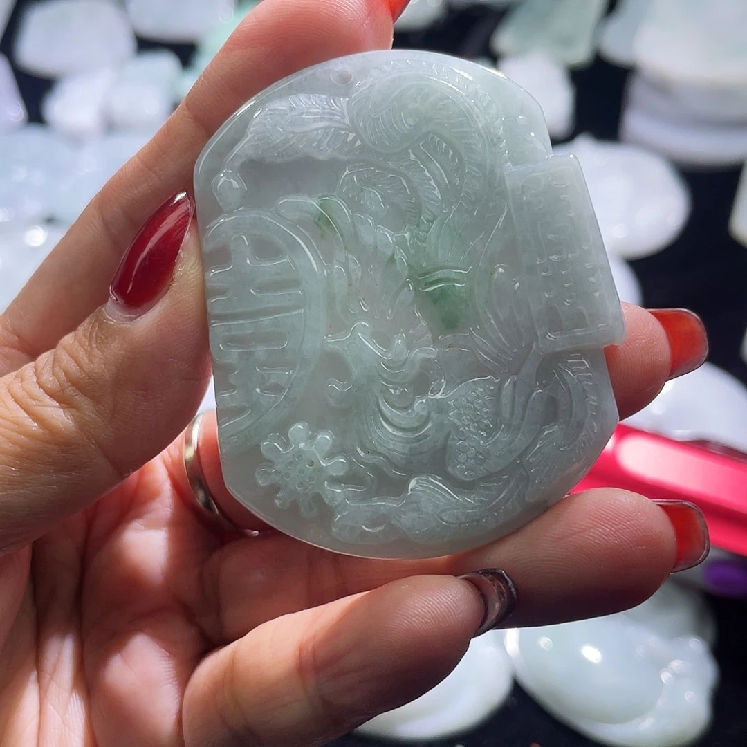 翡翠未镶嵌颈饰凤牌