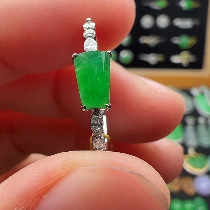 翡翠18K金镶嵌颈饰戒指