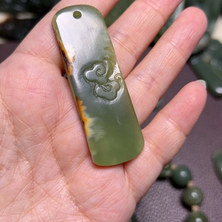 吉***柳岫岩河磨玉（透闪石质玉）未镶嵌颈饰