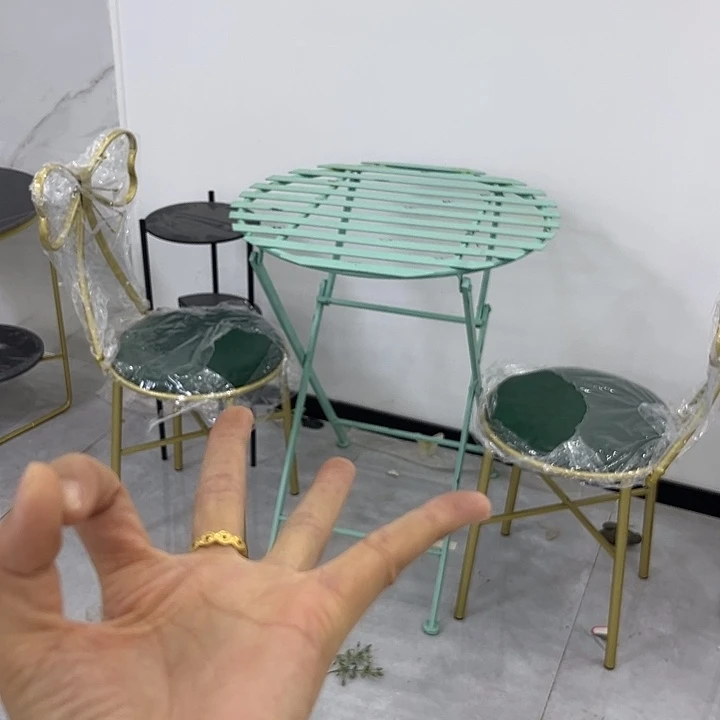 随***至一桌子两张蝴蝶椅皮面的