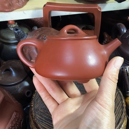 茶壶紫砂原矿泥料手工制作的一把紫砂壶。