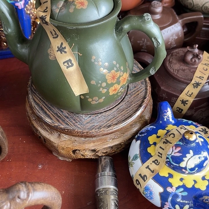 茶壶红泥原矿泥料手工制作的一把紫砂壶。