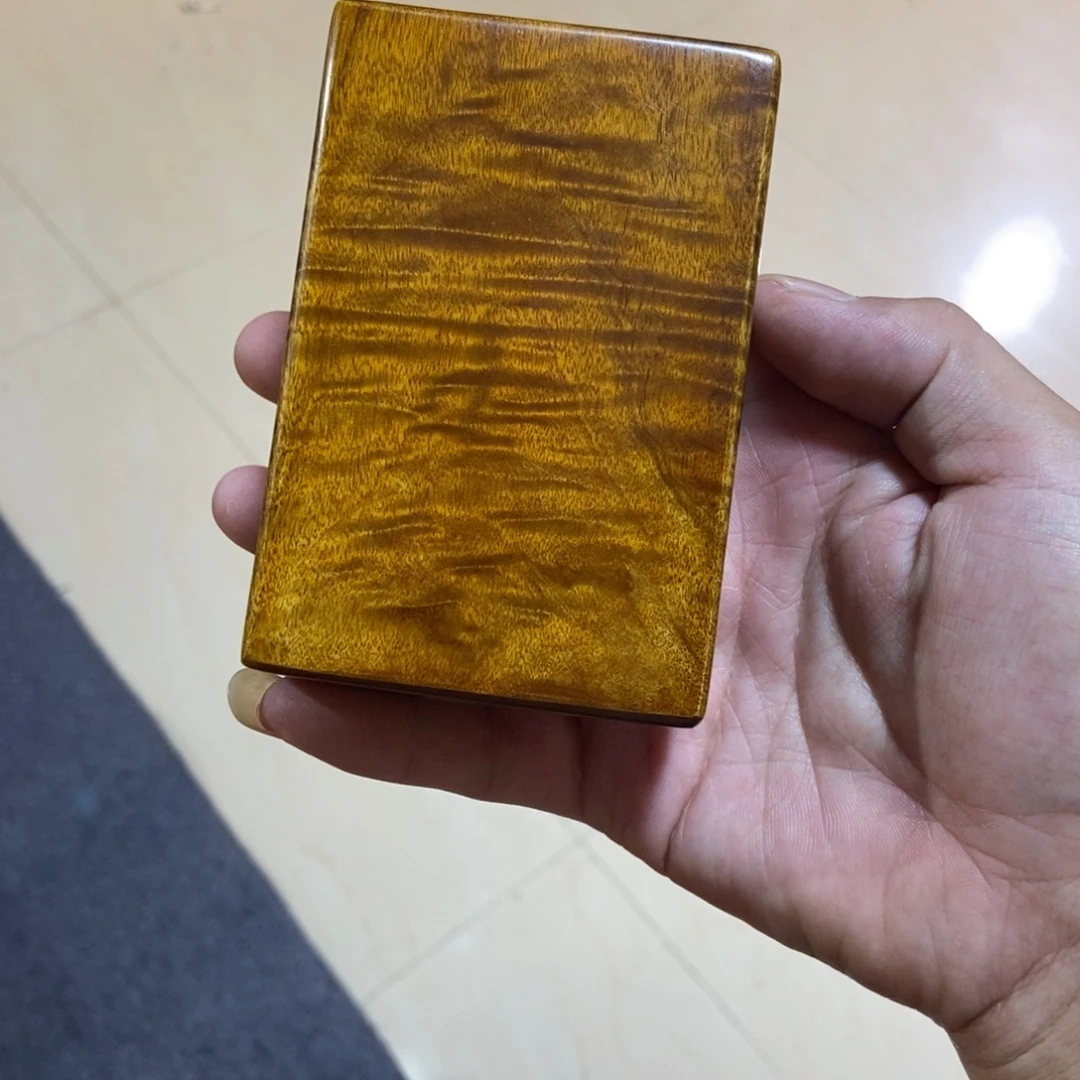 楠木烟盒一个…………