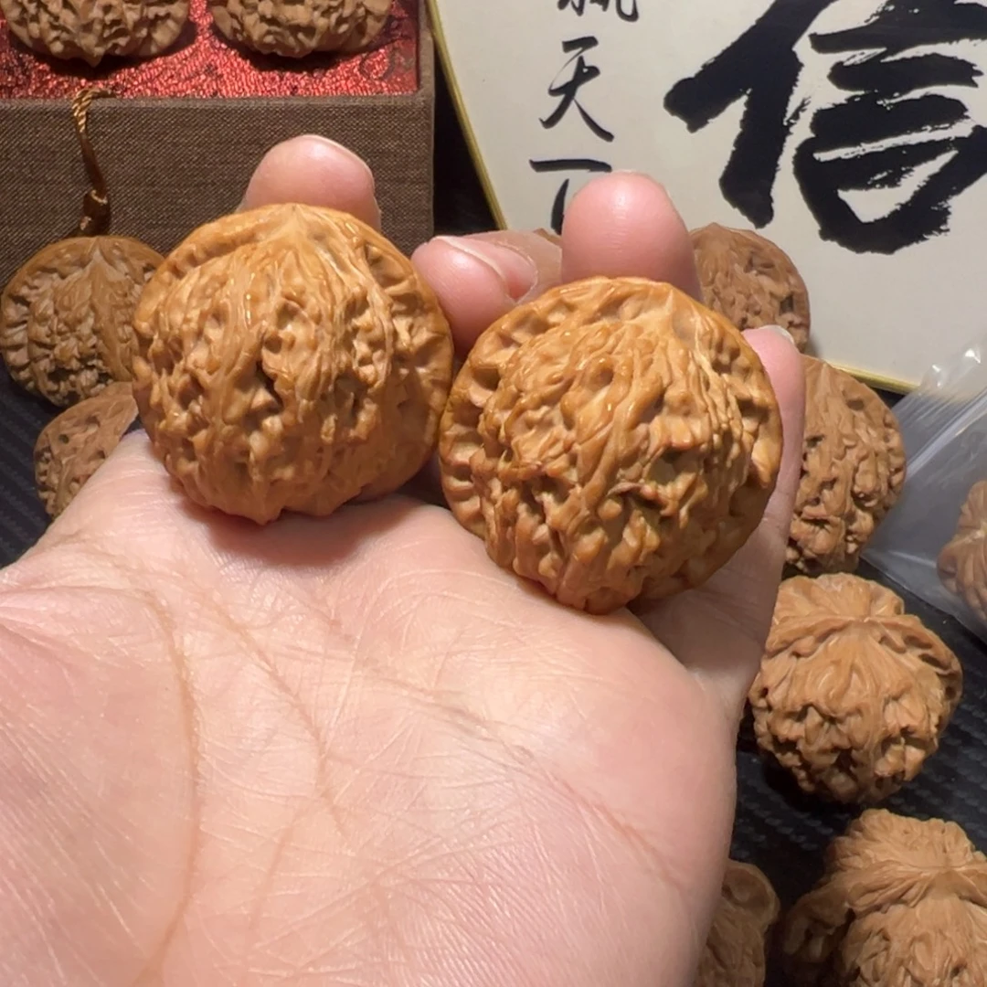 核桃白狮子手捻35