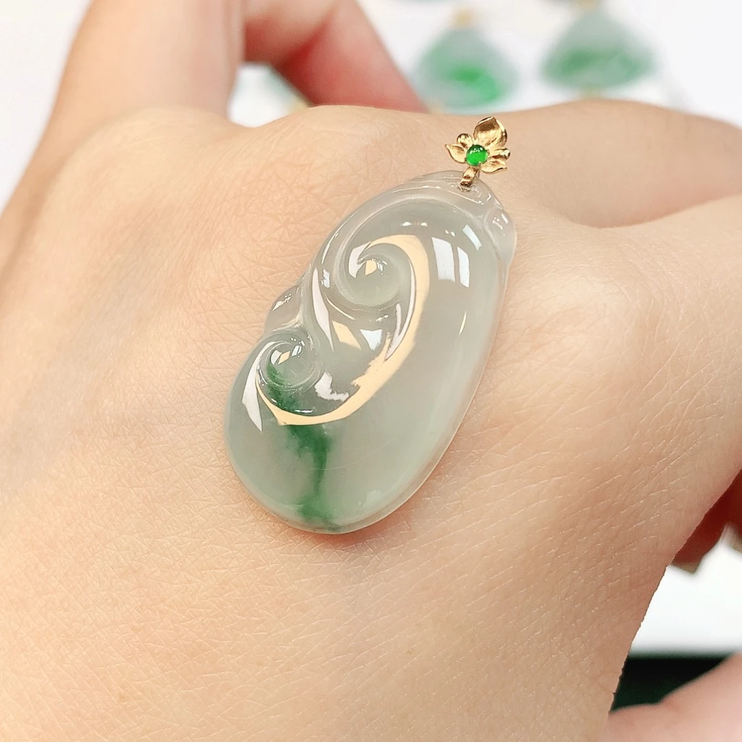 翡翠18K金镶嵌颈饰