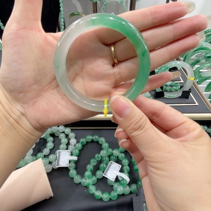 未镶嵌手镯石英质玉（非洲翠）冰*淋