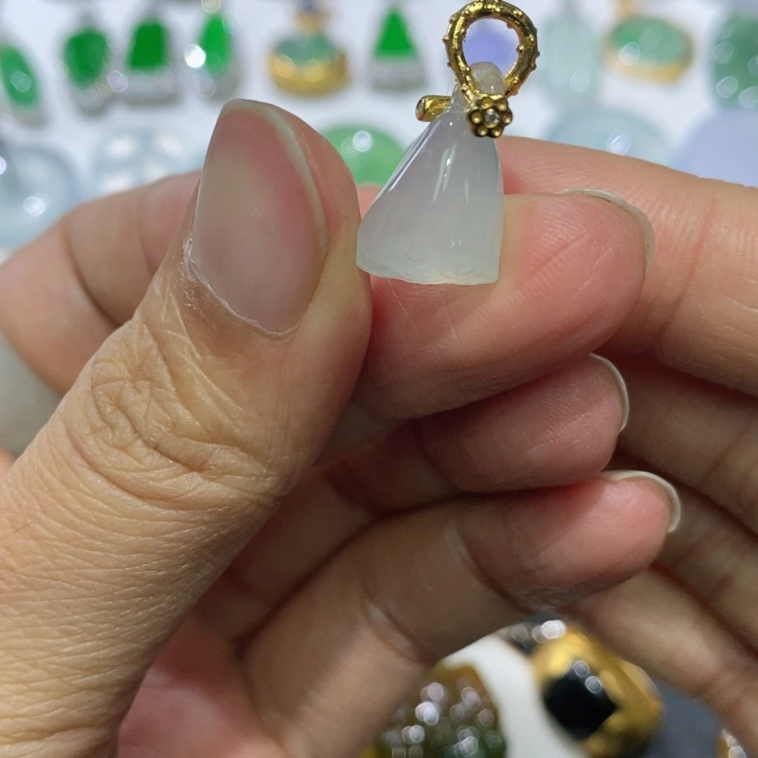 翡翠18K金镶嵌颈饰缅甸