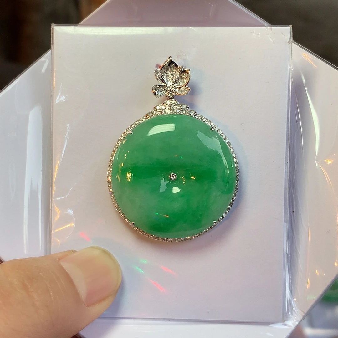 翡翠18K金镶嵌颈饰平安扣