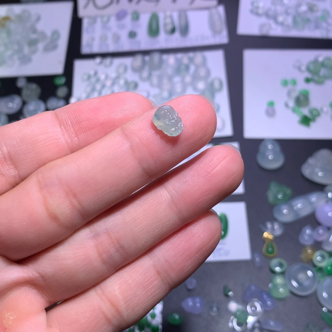 翡翠未镶嵌颈饰貔貅