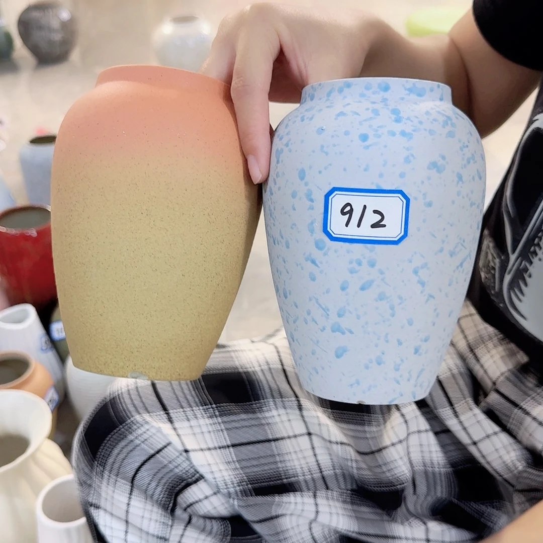 912号一对小花瓶高16厘米瑕疵