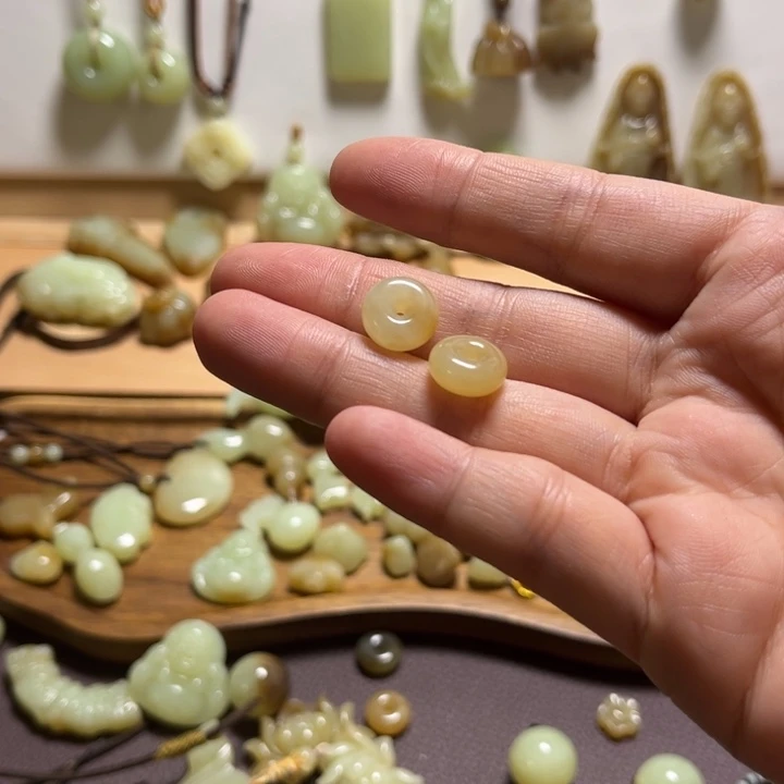 潭***.和田玉未镶嵌颈饰