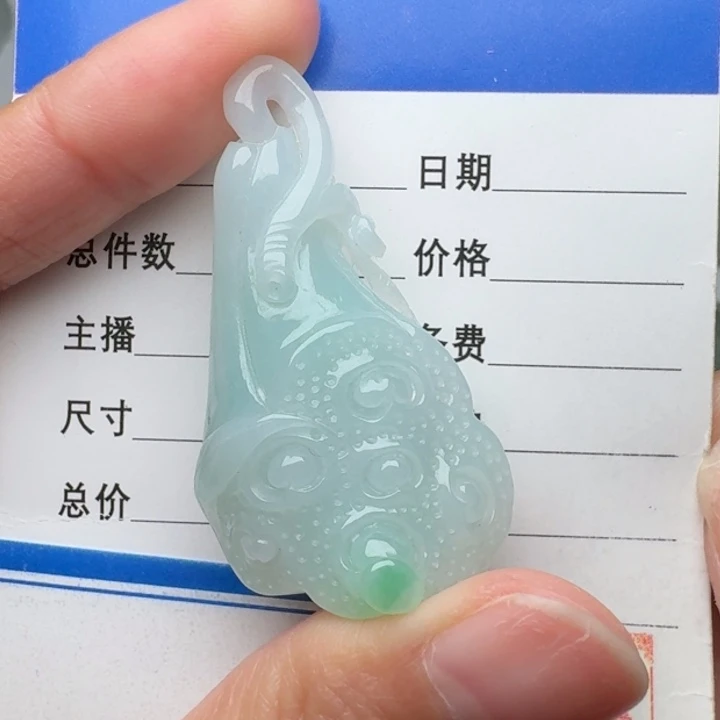 翡翠未镶嵌颈饰莲蓬