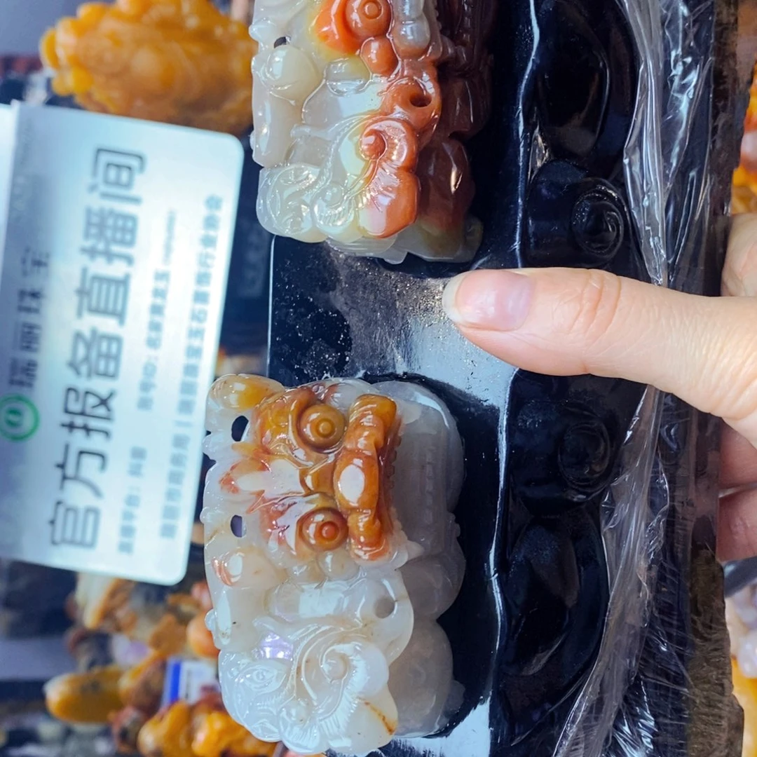 未镶嵌石英质玉（黄龙玉）颈饰