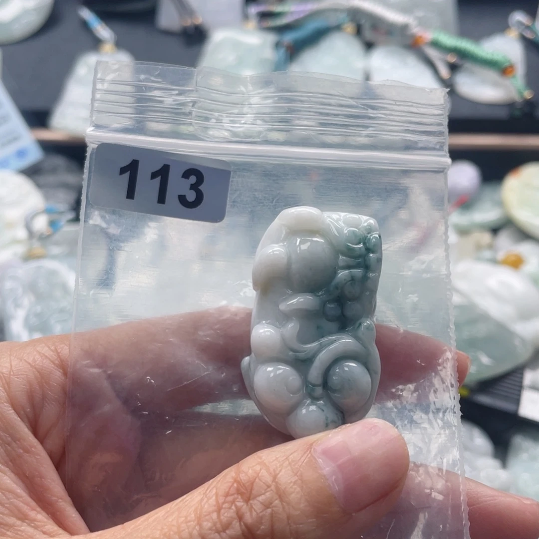 翡翠未镶嵌颈饰孔*灯翡翠