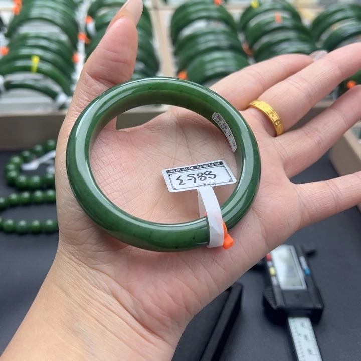 绿***萝和田玉未镶嵌手镯