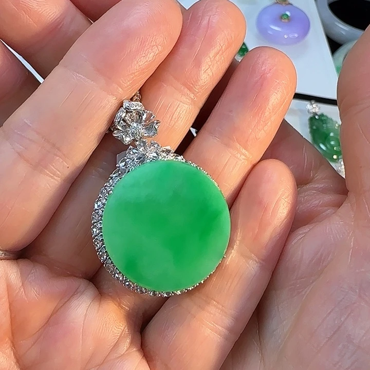 翡翠颈饰18K金镶嵌圆牌