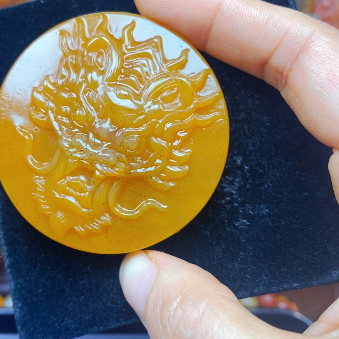 未镶嵌石英质玉（黄龙玉）颈饰