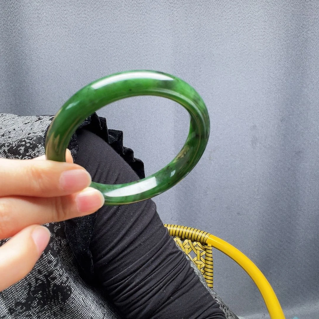 古***丽未镶嵌手镯和田玉