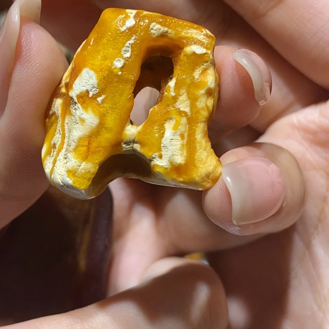 手***饼定制琥珀蜜蜡原石 4.3