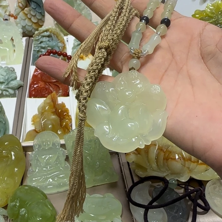 蛇纹石玉吊坠未镶嵌我****?