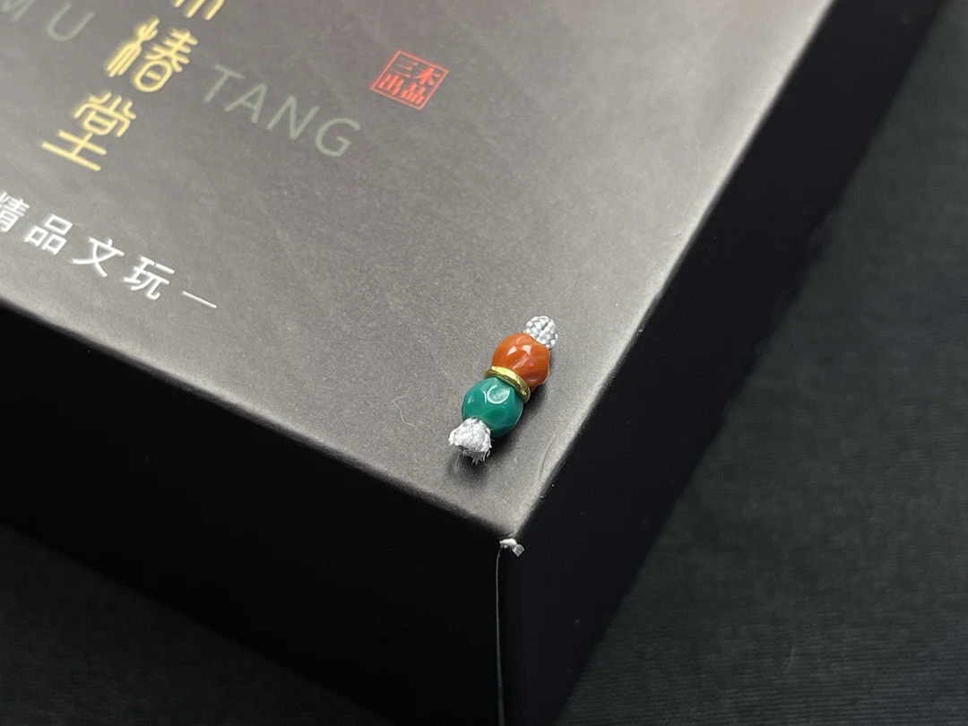 原矿绿松石绳束百香籽雕刻➕瓦西南红 4.5✖️8.2 双1.2孔道