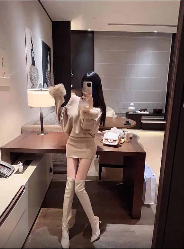 法式斜肩毛毛长袖连衣裙女秋纯欲高级感收腰修身性感露肩包臀短裙