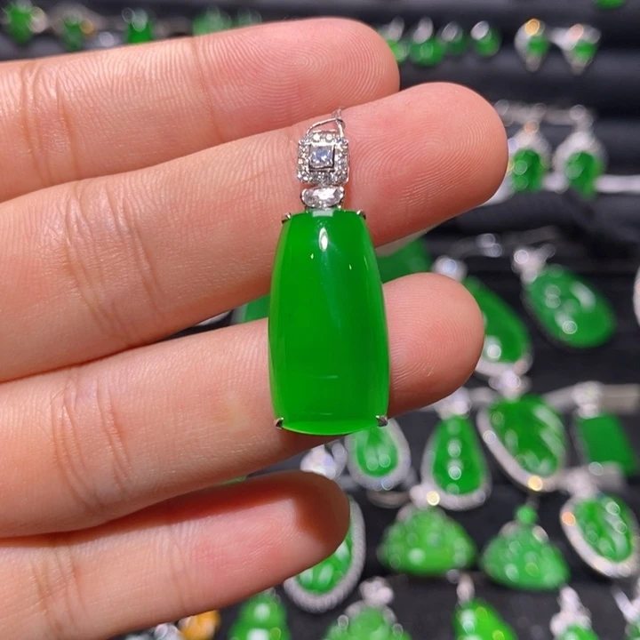 颈饰18K金镶嵌翡翠天然翡翠