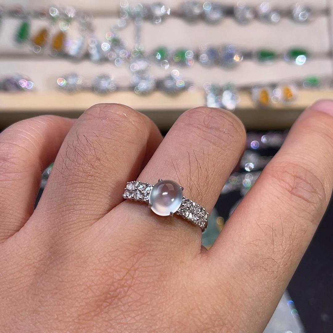 18K金镶嵌戒指翡翠玻璃种冰蛋