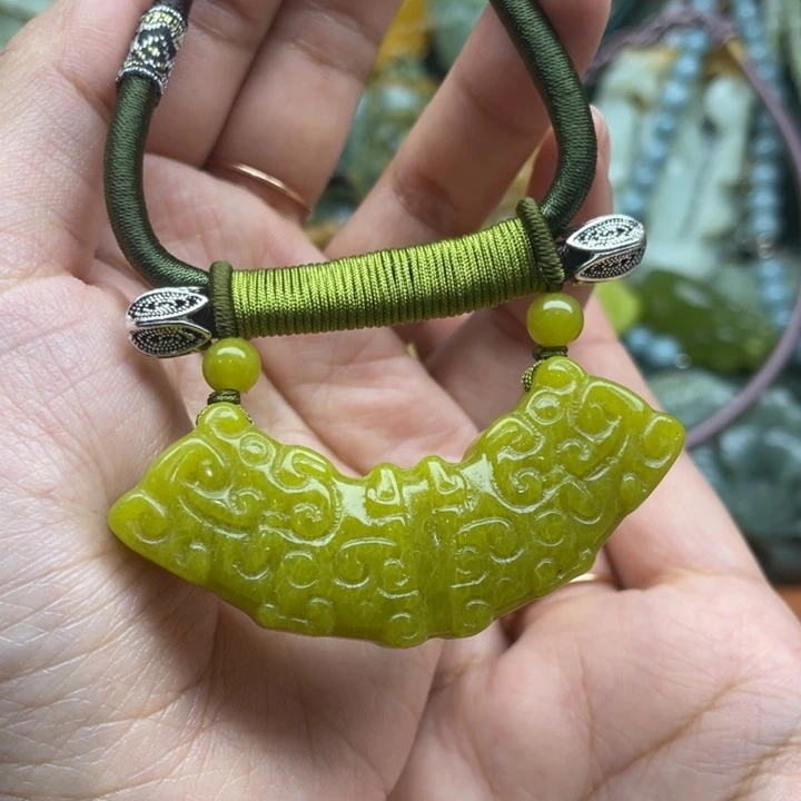蛇纹石玉吊坠合金