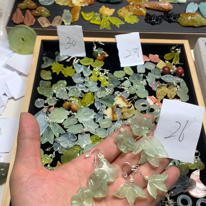 蛇纹石玉耳钉足银镀金镶嵌猫**令