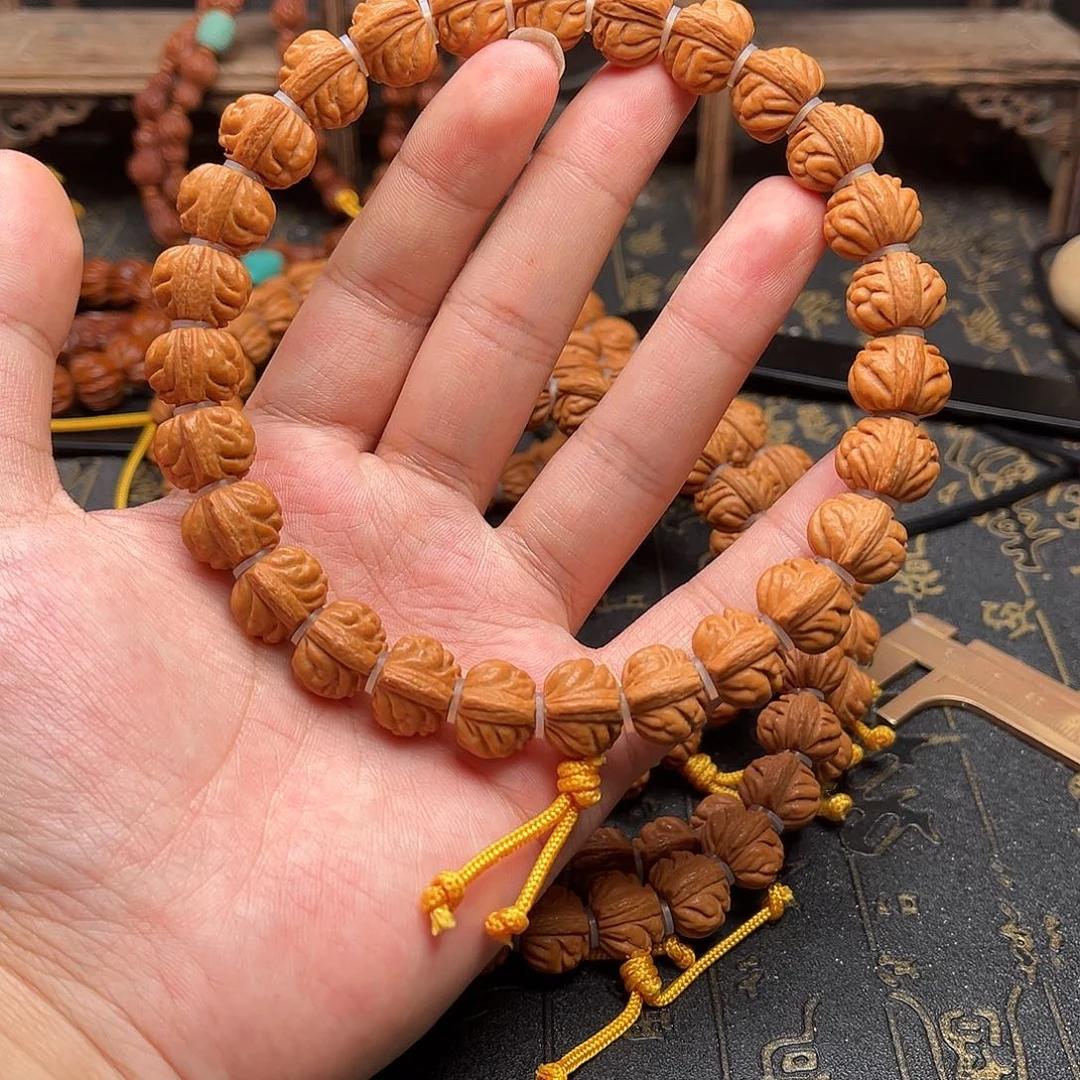 吊坠桃核小金豆手持