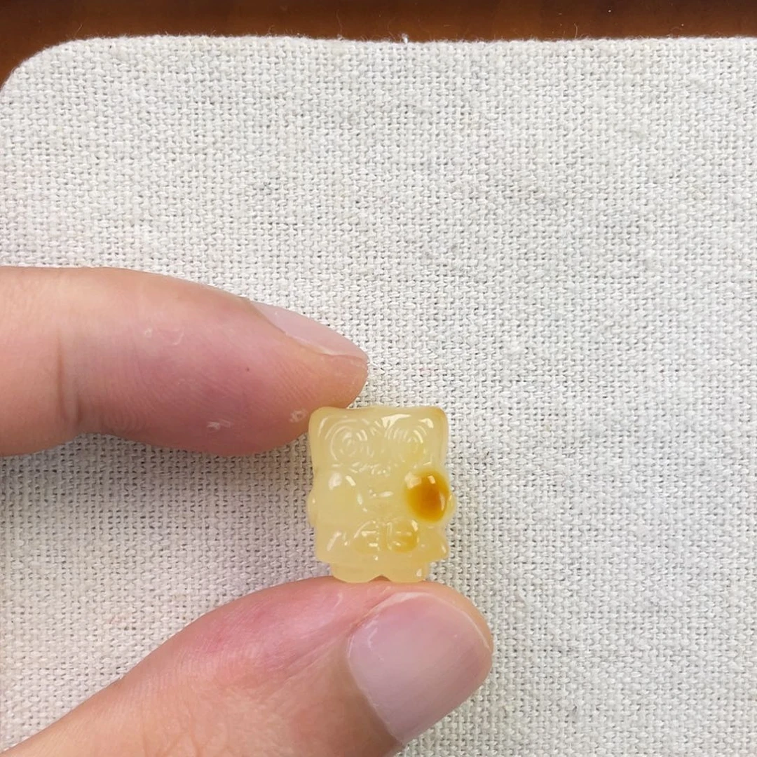 裸石琥珀未镶嵌海绵宝宝