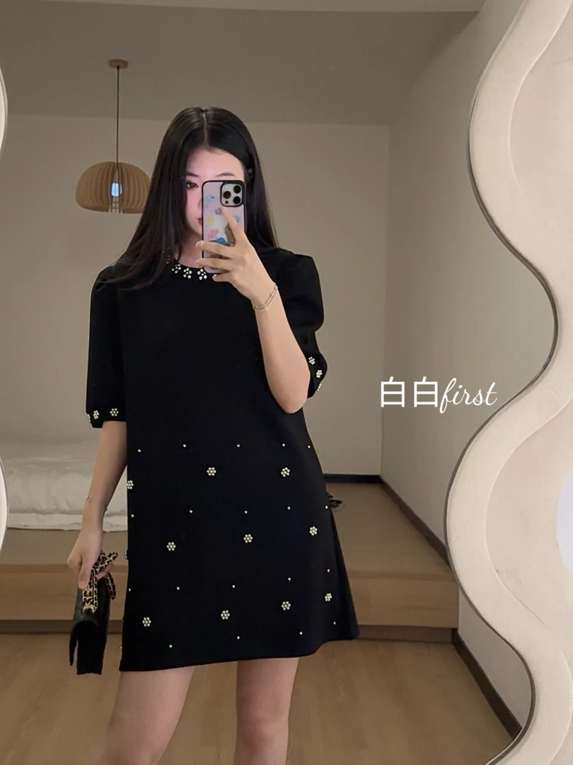 《白白first》时尚镶钻钉珠气质设计感显瘦短袖连衣裙冬季新款法式