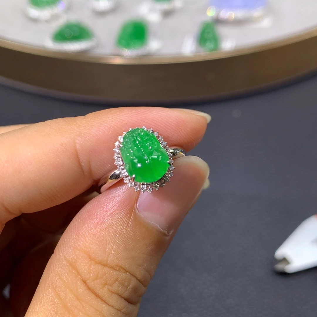 翡翠戒指18K金镶嵌翡翠