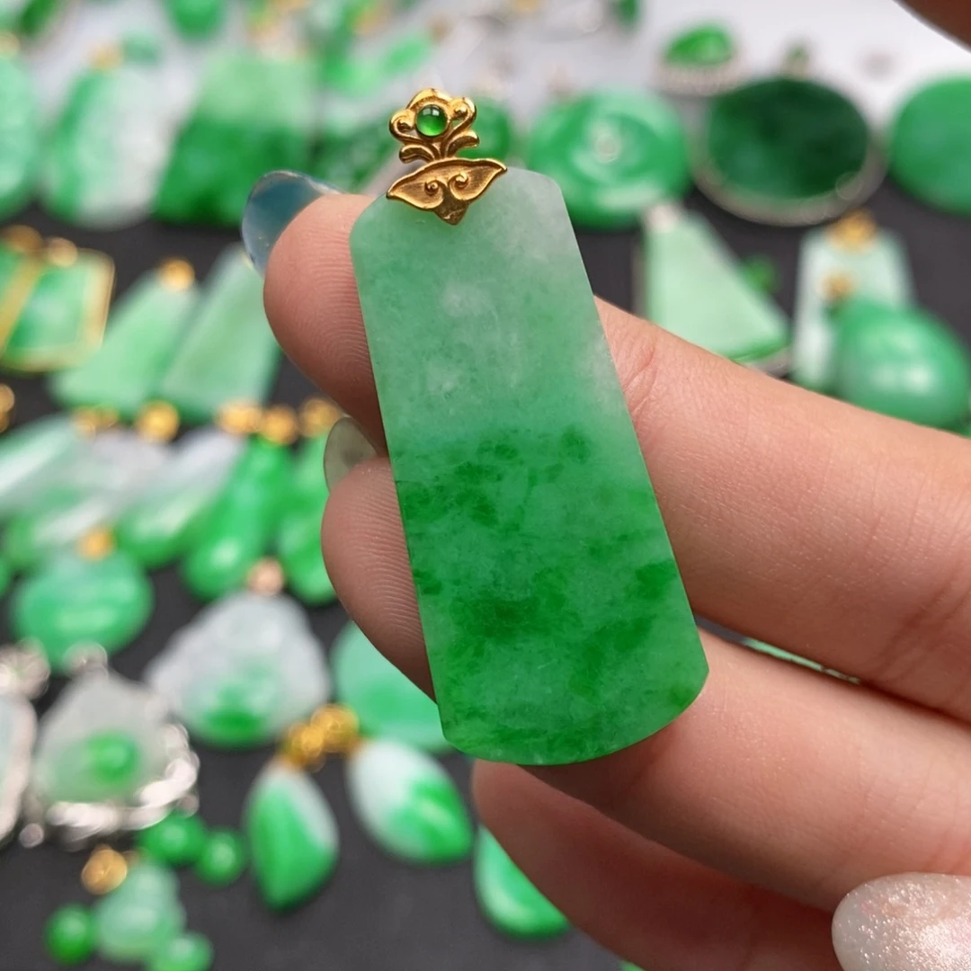 翡翠18K金镶嵌颈饰翡翠