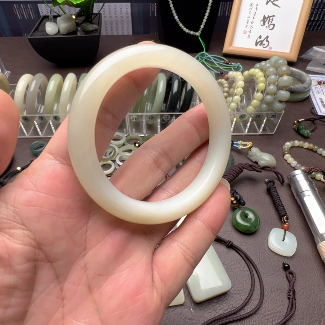 大***可和田玉未镶嵌手镯和田玉新疆料手镯55+圈口