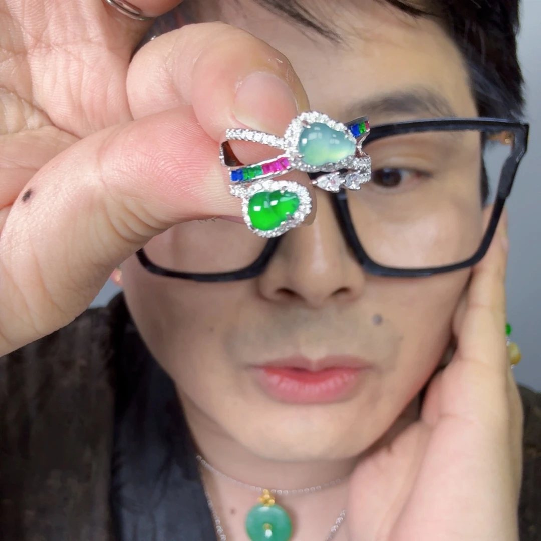 翡翠未镶嵌颈饰一件