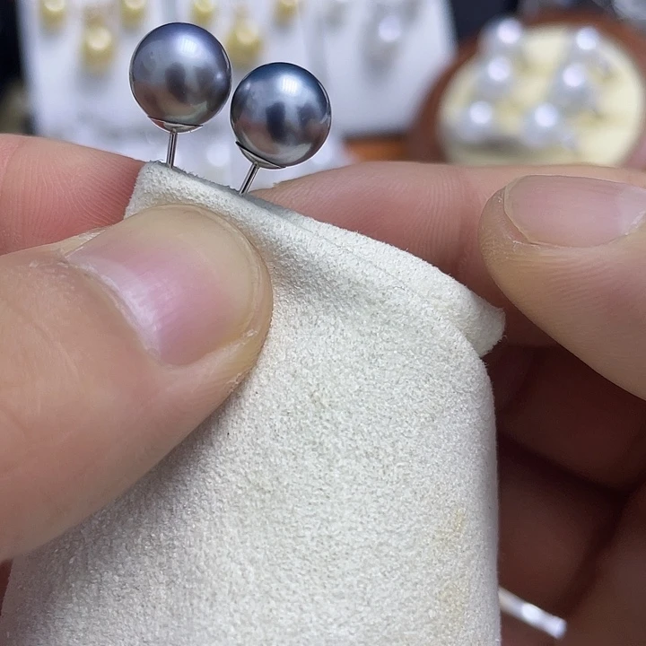 18K金镶嵌海水珍珠耳饰