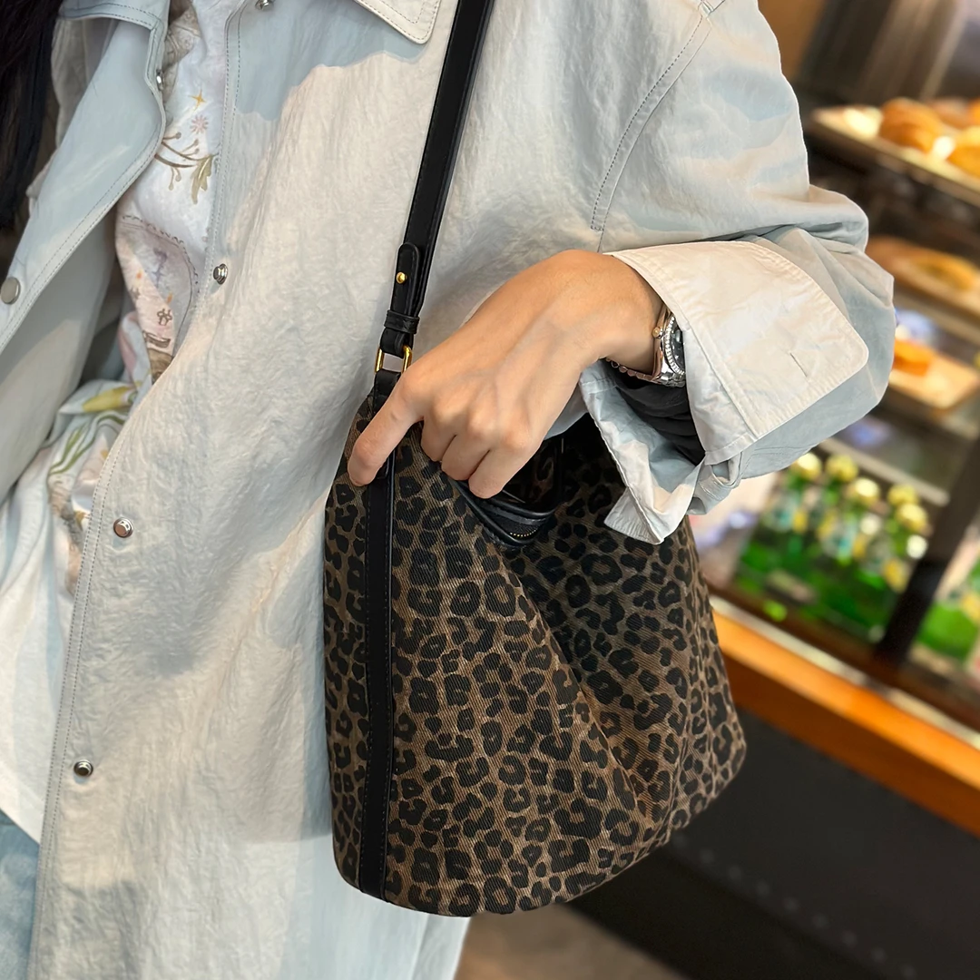 2025秋冬新款豹纹包包女高级感牛仔布单肩斜挎包小众大容量水桶包
