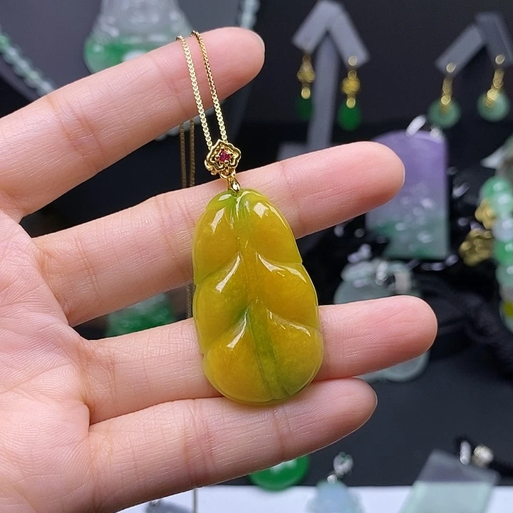 翡翠未镶嵌吊坠(赠链)