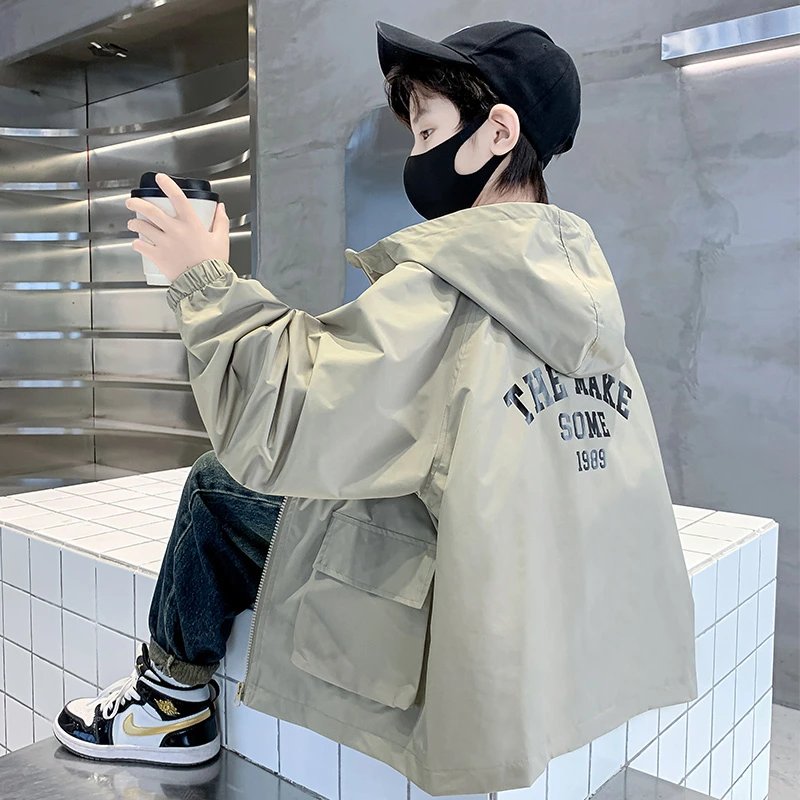 男童外套春秋季冲锋衣运动风5-13男孩夹克中大童帅气休闲连帽风衣