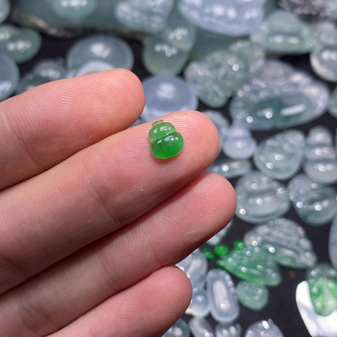 翡翠未镶嵌颈饰葫芦