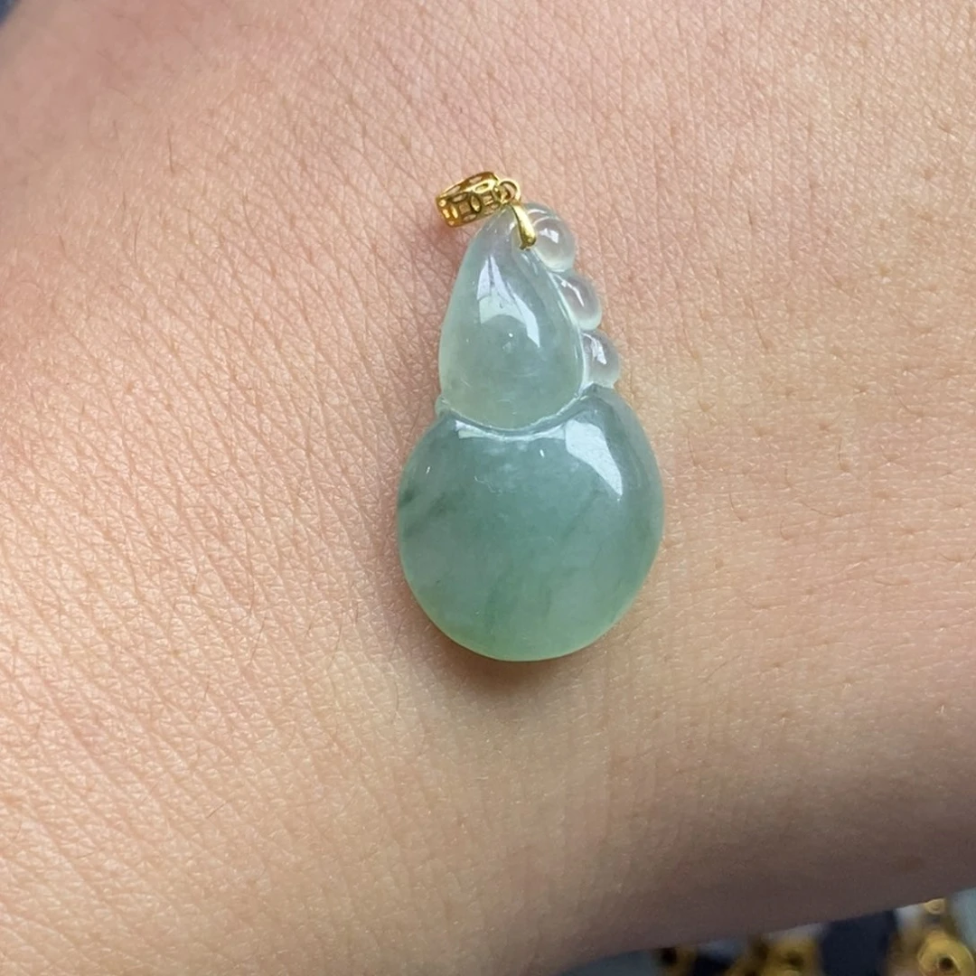 翡翠18K金镶嵌颈饰葫芦