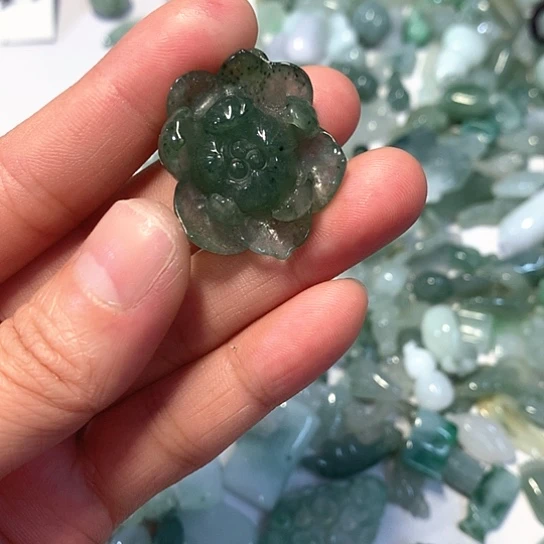 翡翠未镶嵌颈饰荷花，有微纹